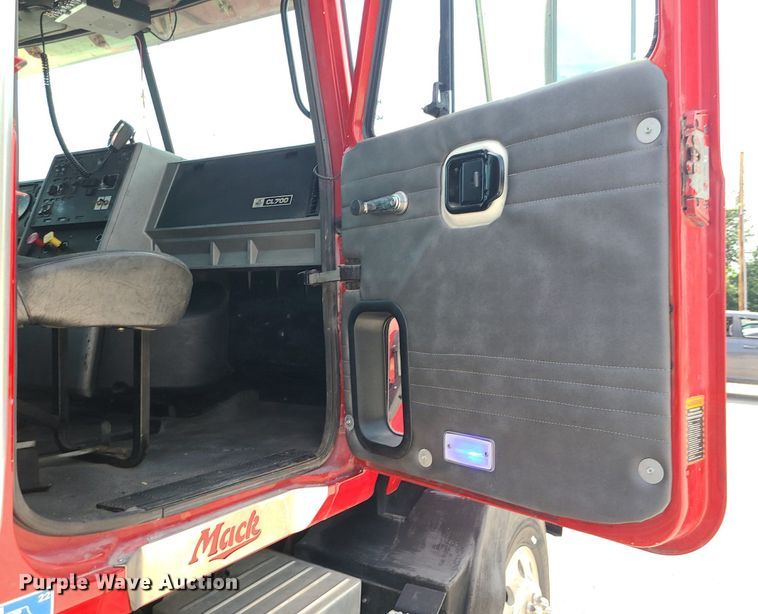 image for item MO9922 2003 Mack CL713  semi truck