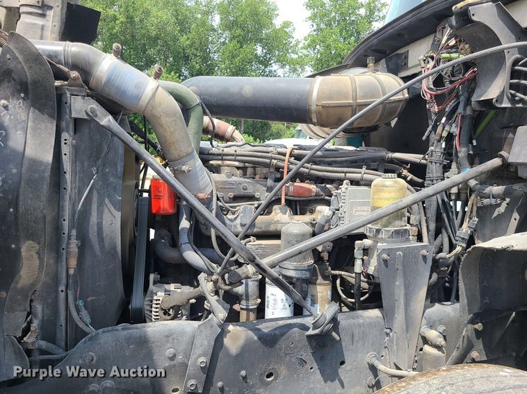 image for item MO9922 2003 Mack CL713  semi truck