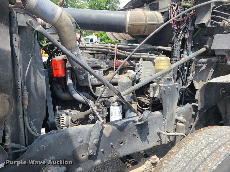 image for item MO9922 2003 Mack CL713  semi truck