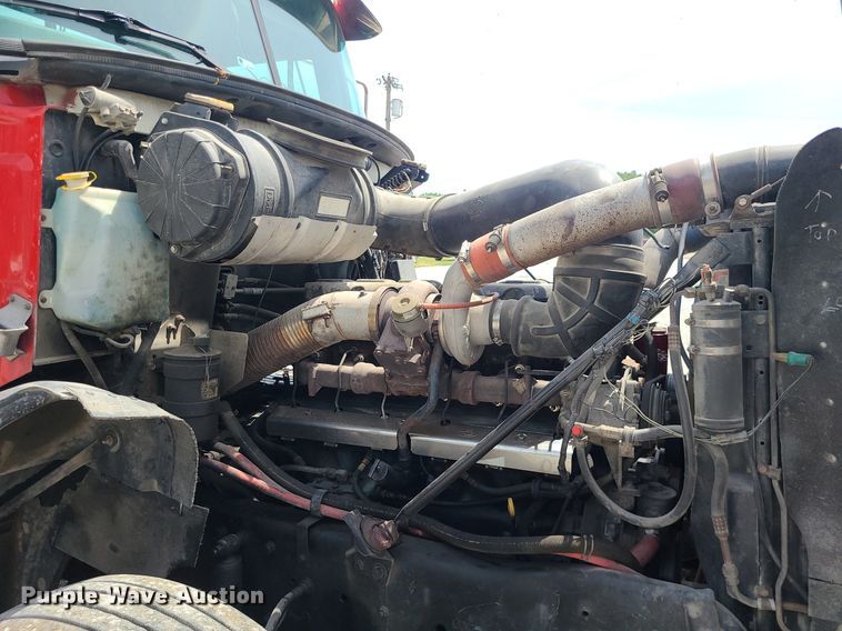 image for item MO9922 2003 Mack CL713  semi truck