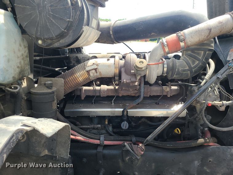 image for item MO9922 2003 Mack CL713  semi truck