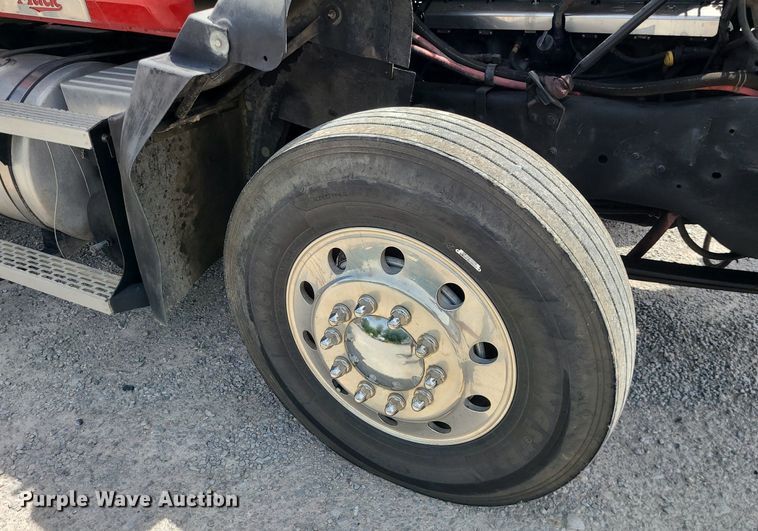 image for item MO9922 2003 Mack CL713  semi truck