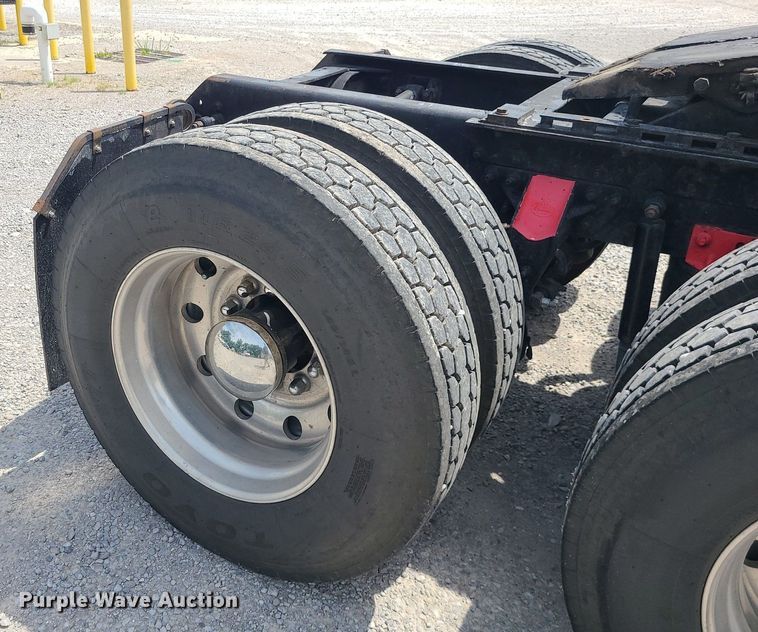 image for item MO9922 2003 Mack CL713  semi truck