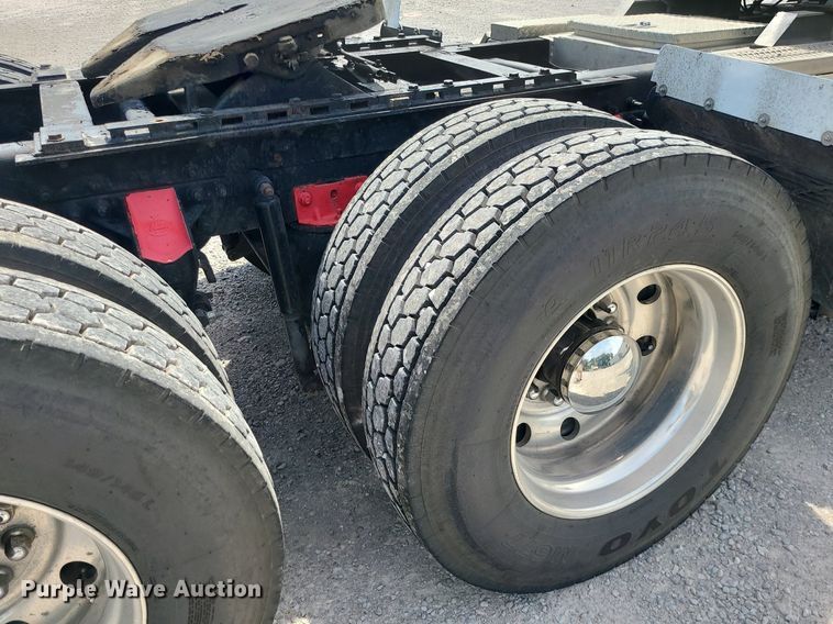 image for item MO9922 2003 Mack CL713  semi truck