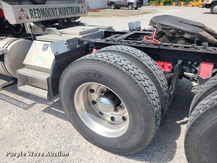 image for item MO9922 2003 Mack CL713  semi truck