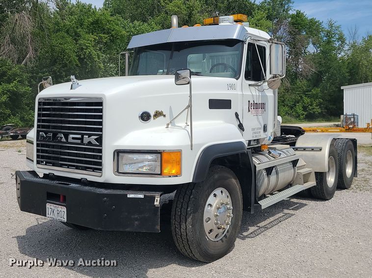 image for item MO9923 2003 Mack CL713  semi truck
