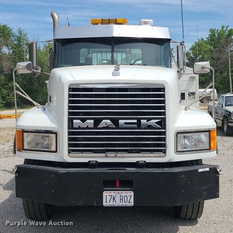 image for item MO9923 2003 Mack CL713  semi truck