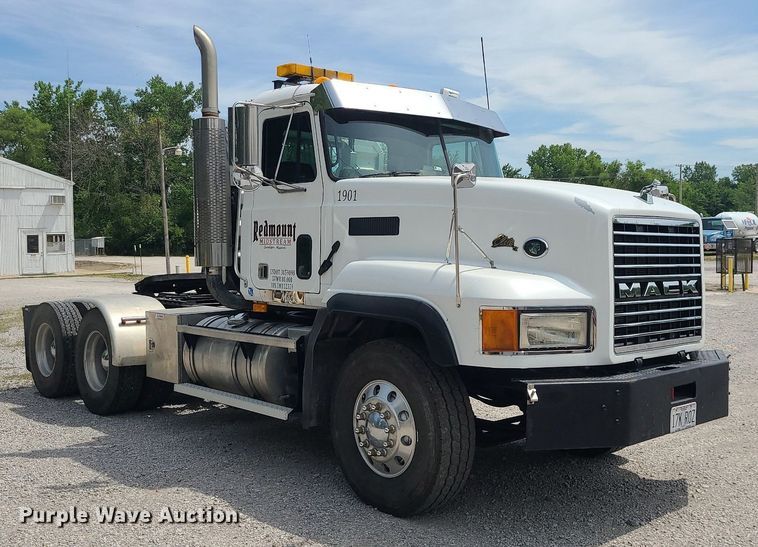 image for item MO9923 2003 Mack CL713  semi truck