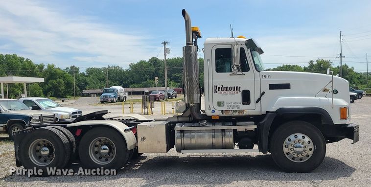 image for item MO9923 2003 Mack CL713  semi truck