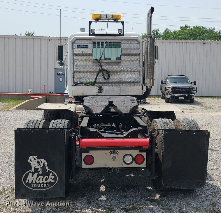 image for item MO9923 2003 Mack CL713  semi truck