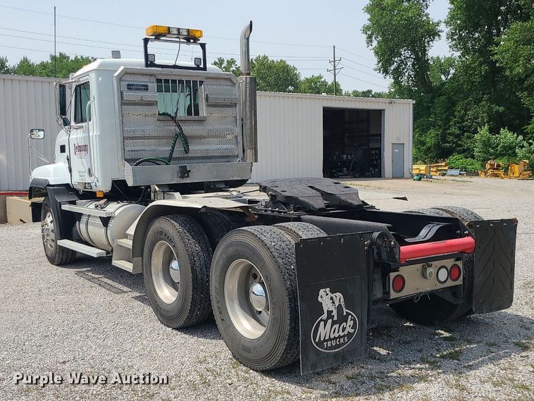 image for item MO9923 2003 Mack CL713  semi truck