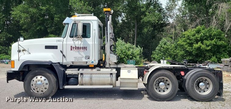 image for item MO9923 2003 Mack CL713  semi truck