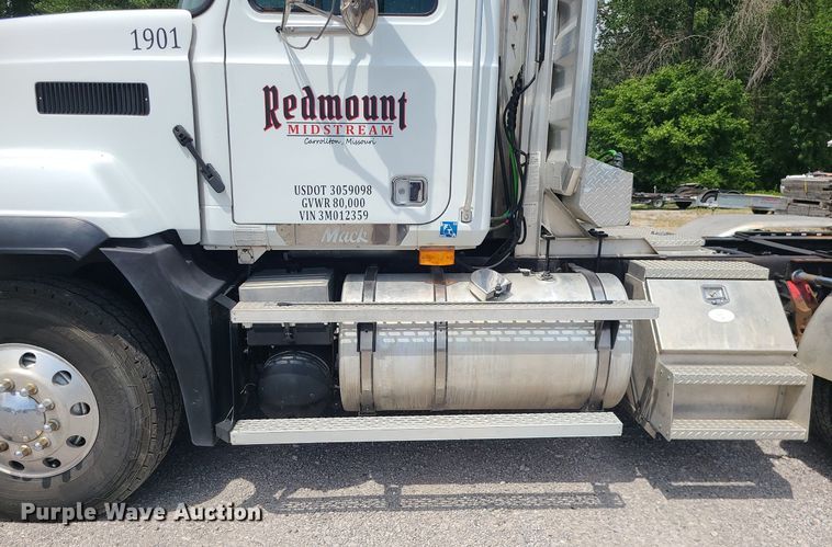 image for item MO9923 2003 Mack CL713  semi truck