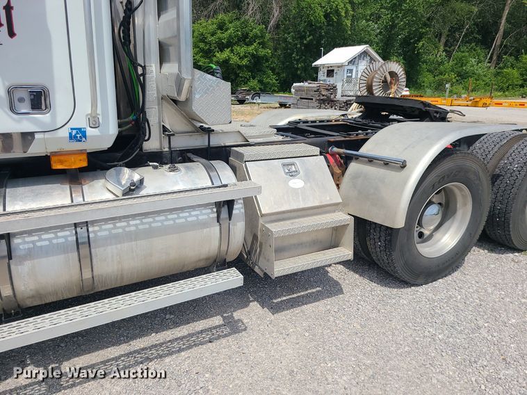 image for item MO9923 2003 Mack CL713  semi truck