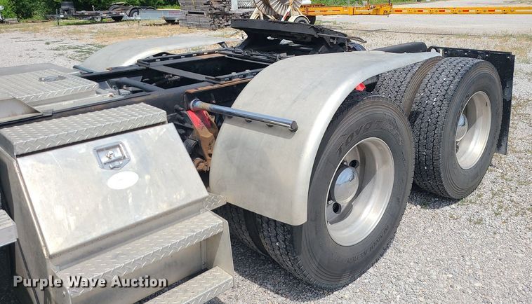 image for item MO9923 2003 Mack CL713  semi truck