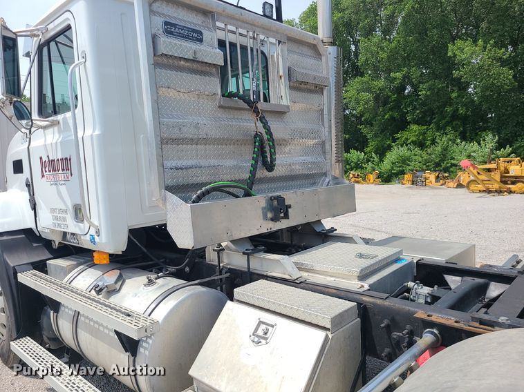 image for item MO9923 2003 Mack CL713  semi truck