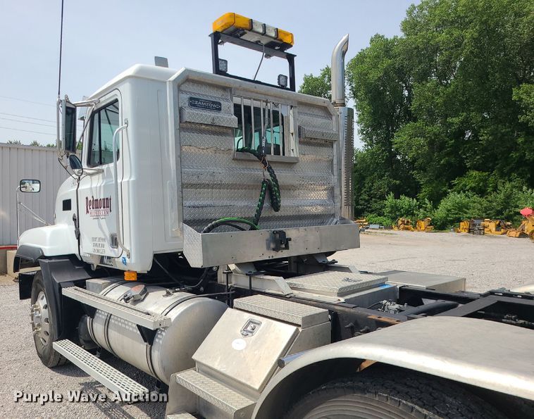 image for item MO9923 2003 Mack CL713  semi truck