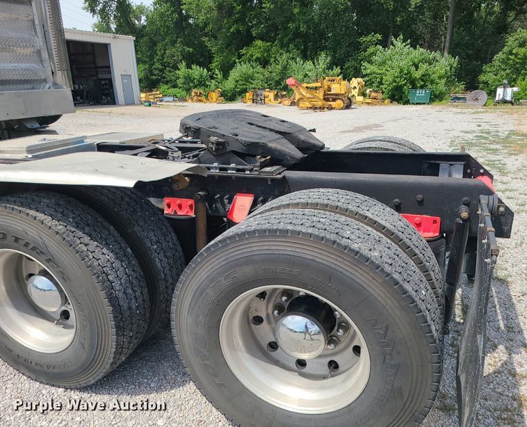 image for item MO9923 2003 Mack CL713  semi truck