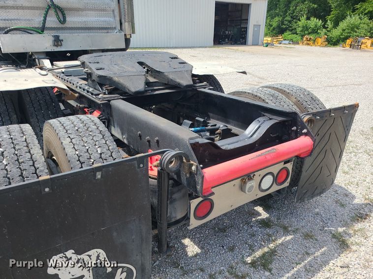 image for item MO9923 2003 Mack CL713  semi truck