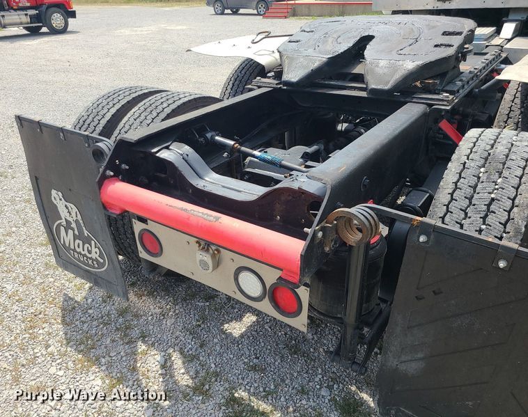 image for item MO9923 2003 Mack CL713  semi truck