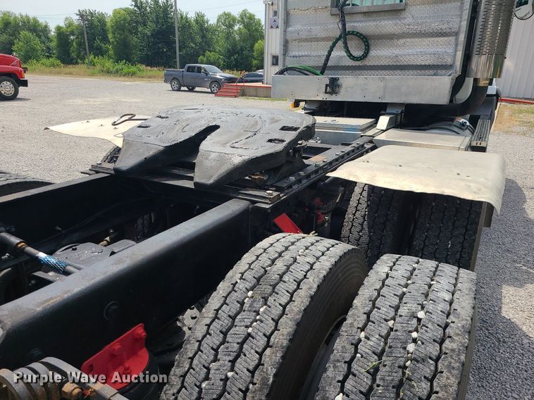 image for item MO9923 2003 Mack CL713  semi truck