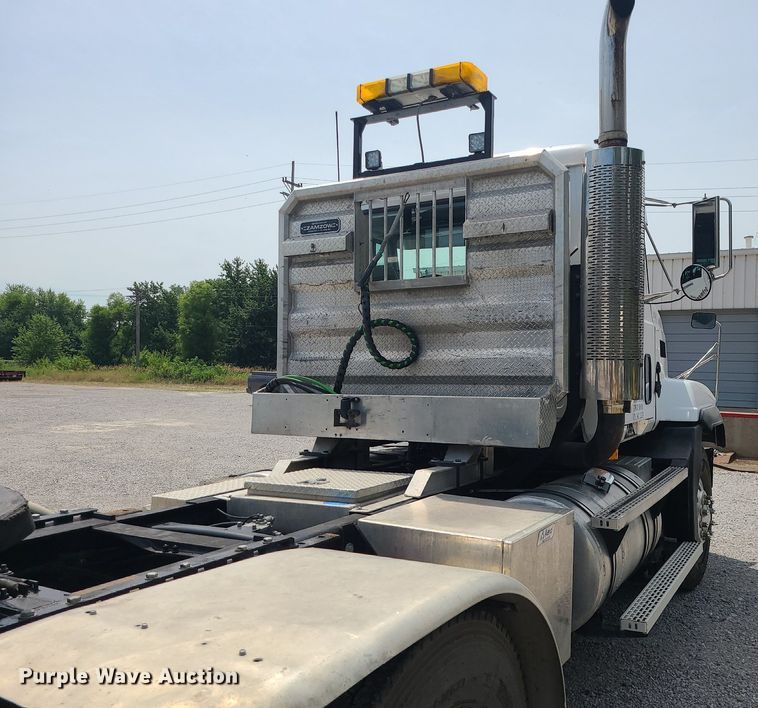 image for item MO9923 2003 Mack CL713  semi truck