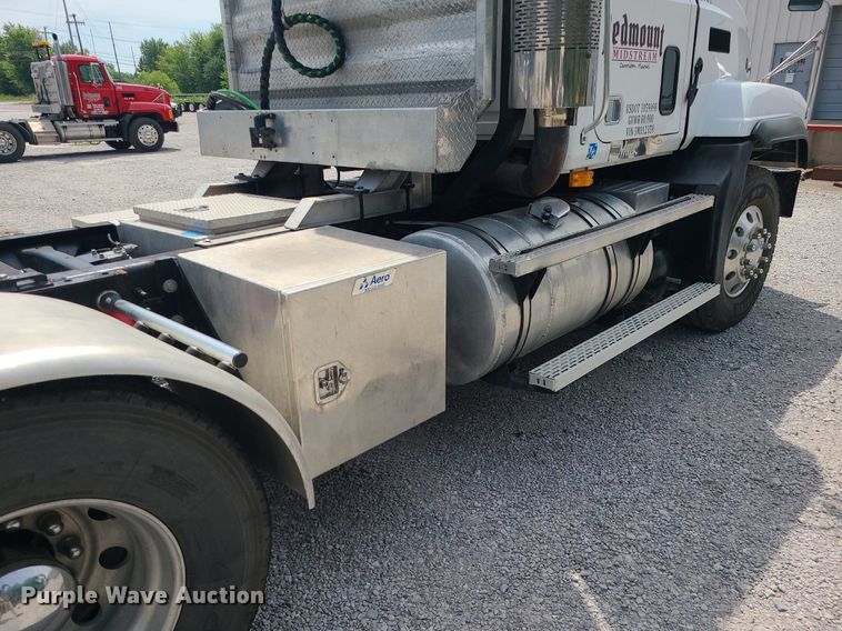 image for item MO9923 2003 Mack CL713  semi truck