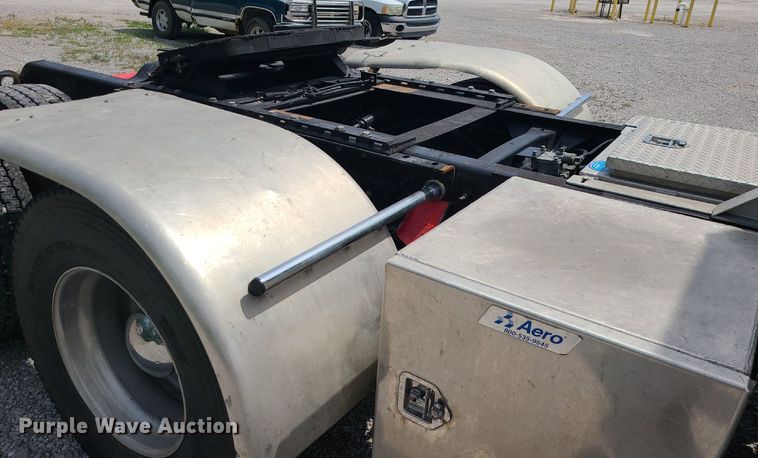 image for item MO9923 2003 Mack CL713  semi truck