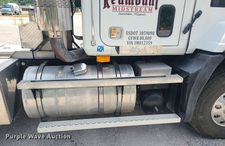 image for item MO9923 2003 Mack CL713  semi truck