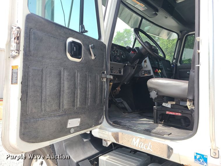 image for item MO9923 2003 Mack CL713  semi truck