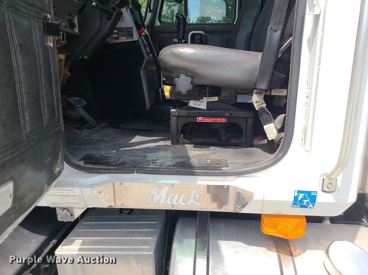 image for item MO9923 2003 Mack CL713  semi truck