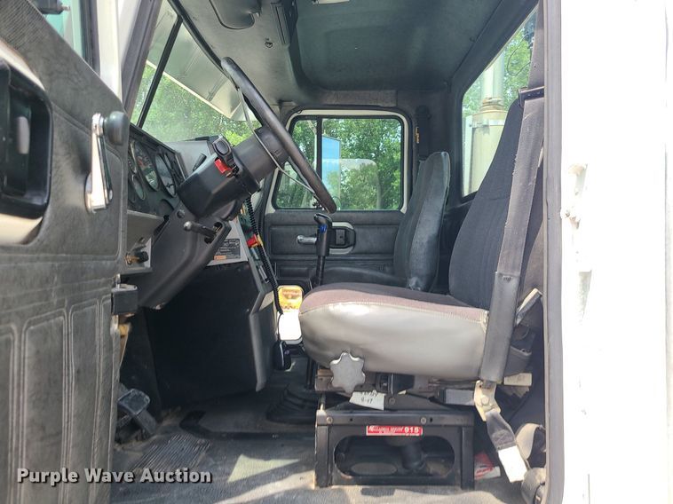 image for item MO9923 2003 Mack CL713  semi truck