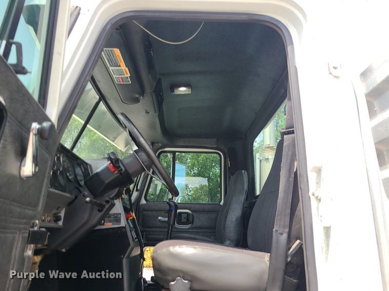 image for item MO9923 2003 Mack CL713  semi truck