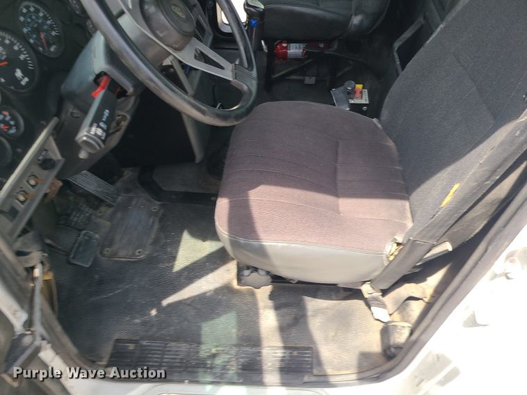 image for item MO9923 2003 Mack CL713  semi truck