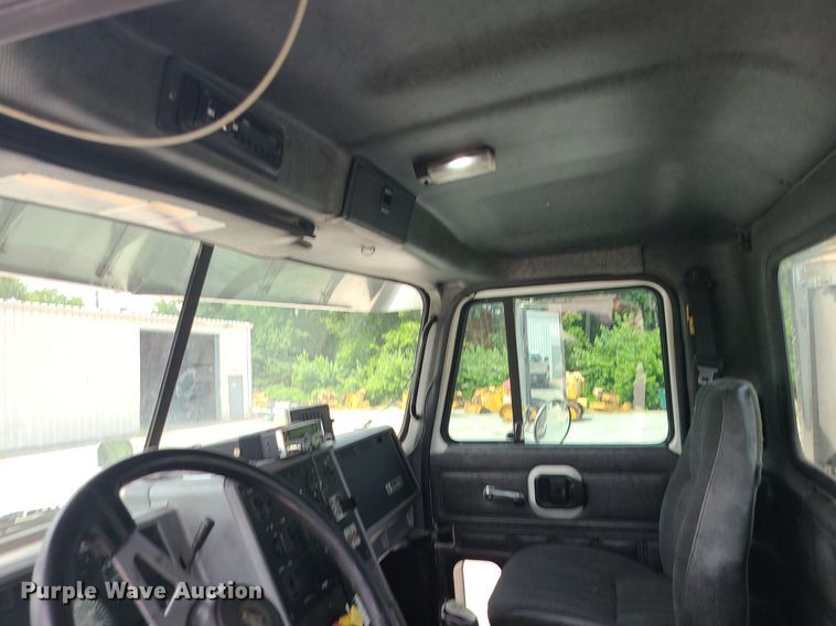 image for item MO9923 2003 Mack CL713  semi truck