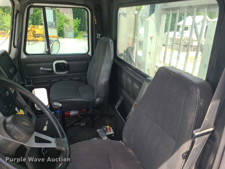 image for item MO9923 2003 Mack CL713  semi truck