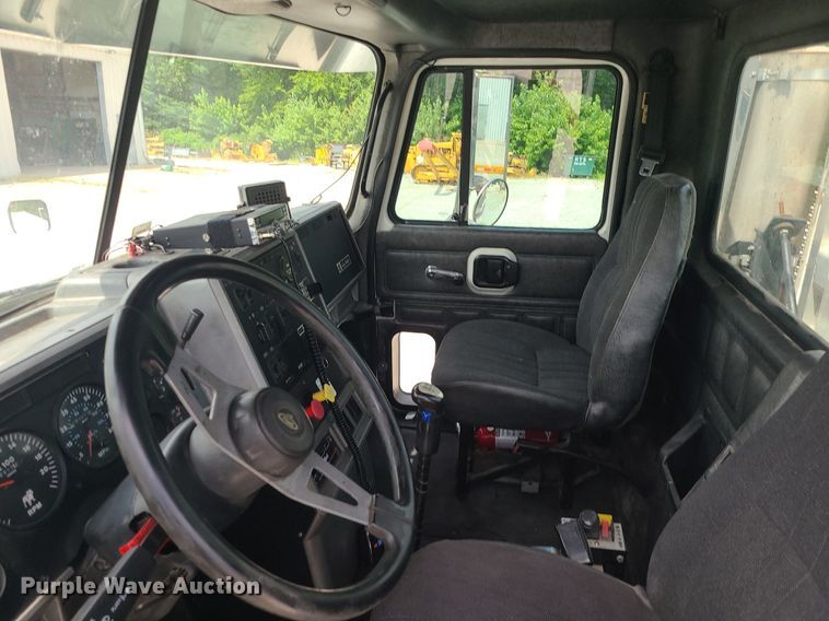 image for item MO9923 2003 Mack CL713  semi truck