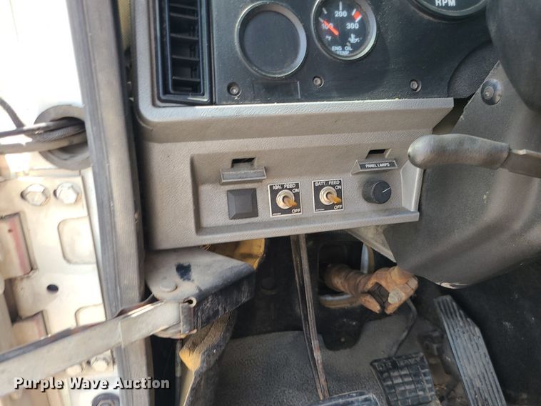 image for item MO9923 2003 Mack CL713  semi truck