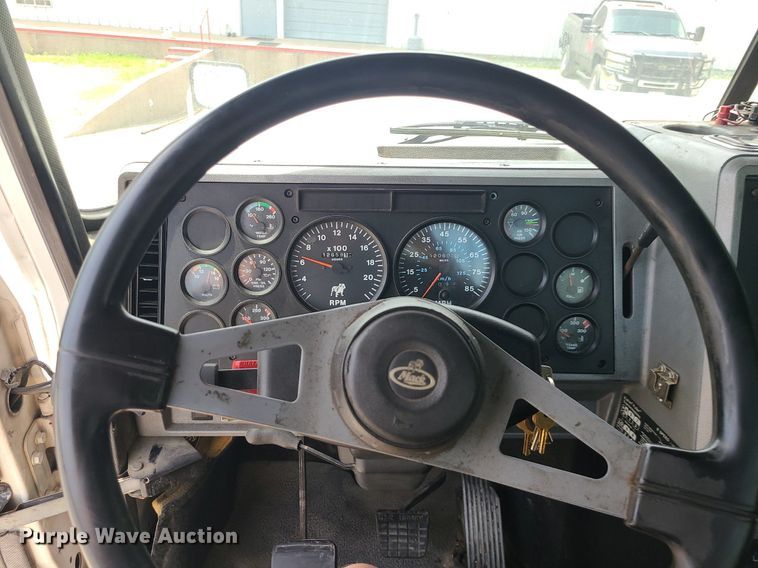 image for item MO9923 2003 Mack CL713  semi truck