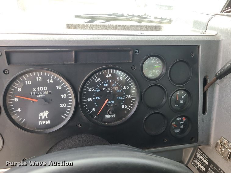 image for item MO9923 2003 Mack CL713  semi truck