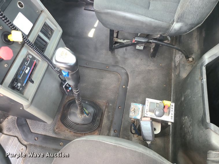 image for item MO9923 2003 Mack CL713  semi truck