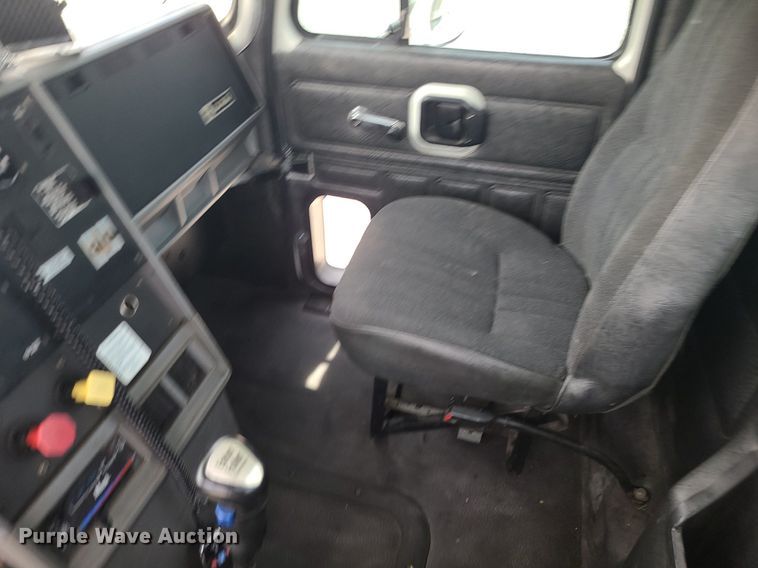 image for item MO9923 2003 Mack CL713  semi truck