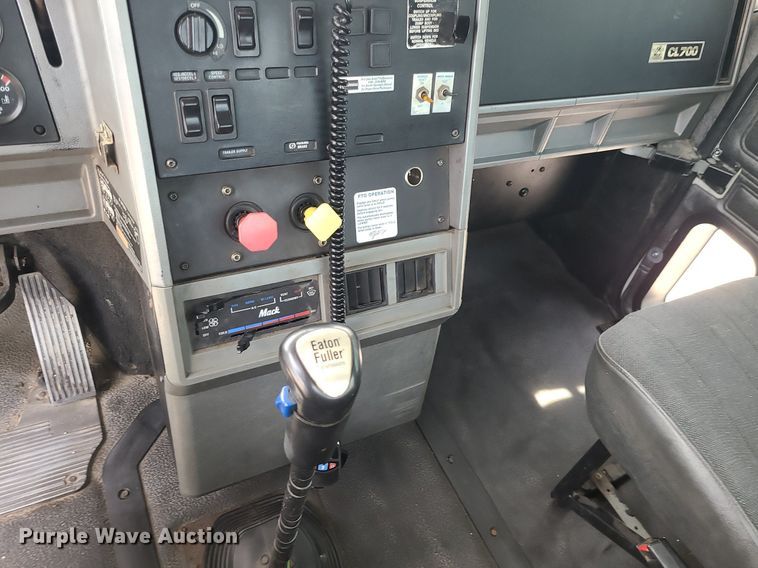 image for item MO9923 2003 Mack CL713  semi truck