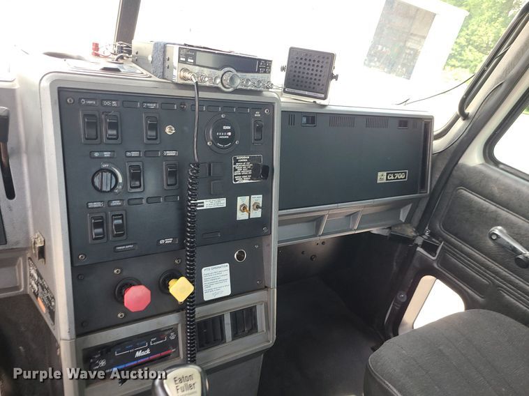 image for item MO9923 2003 Mack CL713  semi truck