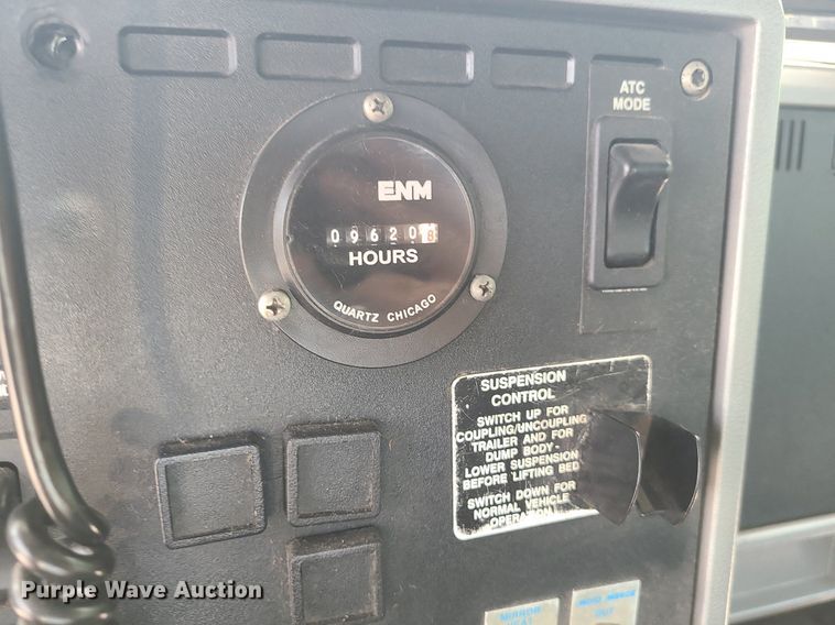 image for item MO9923 2003 Mack CL713  semi truck