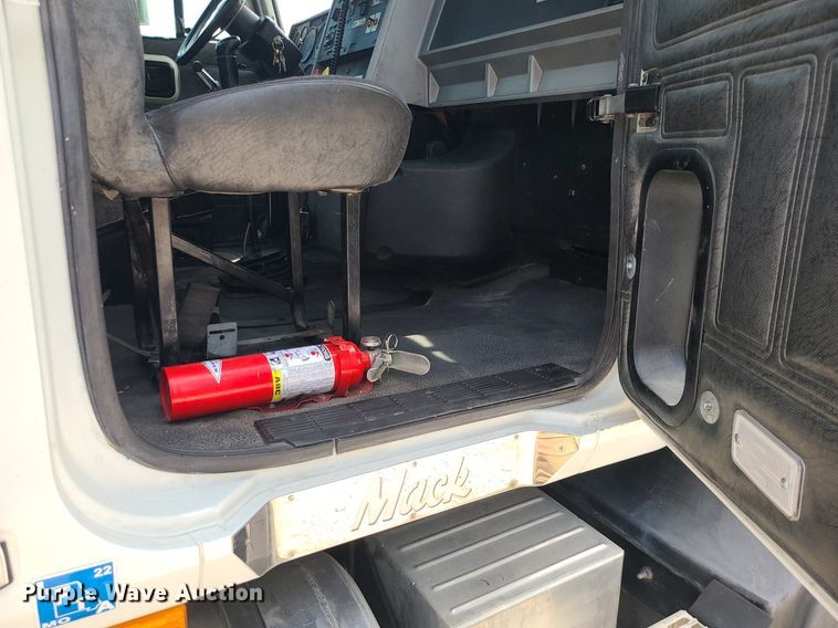 image for item MO9923 2003 Mack CL713  semi truck