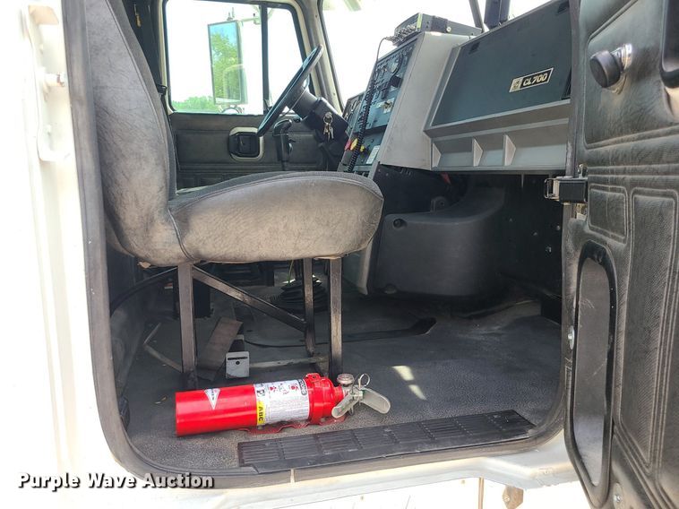 image for item MO9923 2003 Mack CL713  semi truck