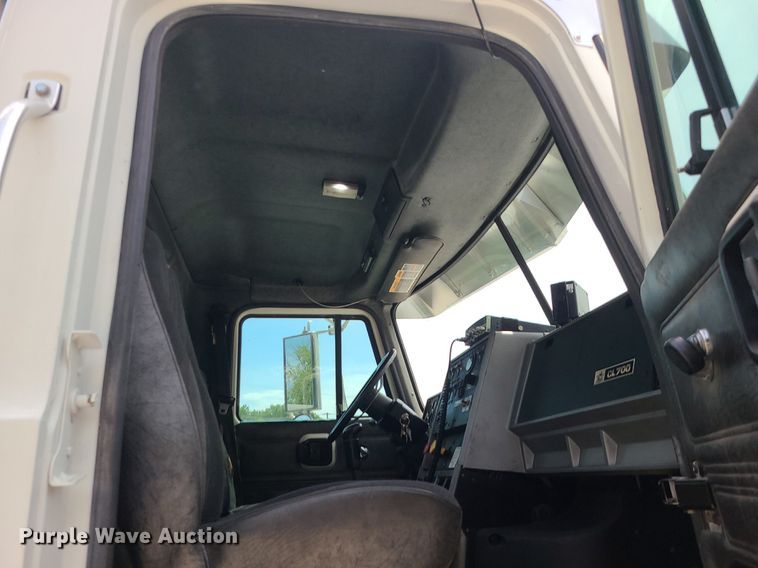 image for item MO9923 2003 Mack CL713  semi truck