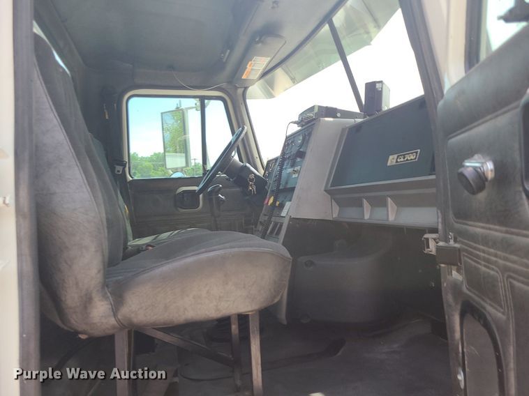 image for item MO9923 2003 Mack CL713  semi truck