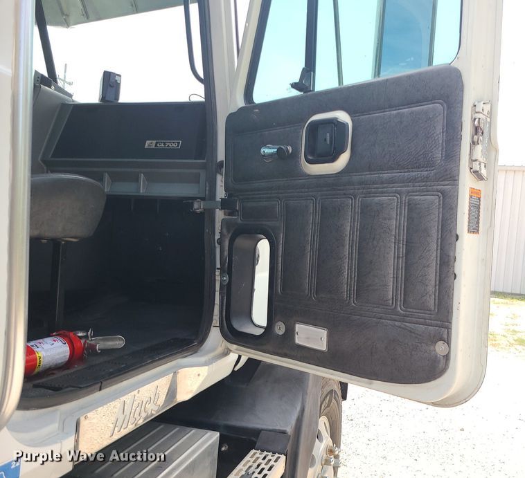 image for item MO9923 2003 Mack CL713  semi truck